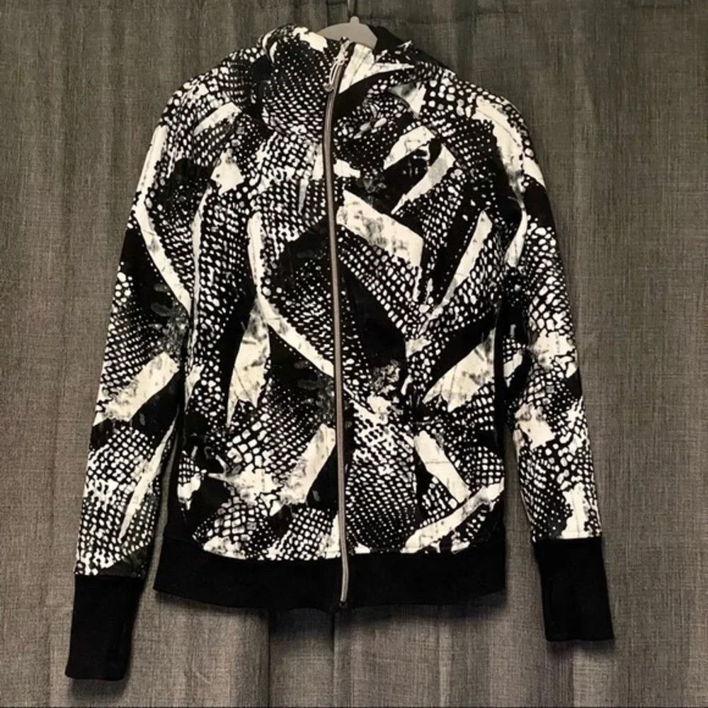 NWOT Lululemon graphic high‎ neck hoodie jacket.